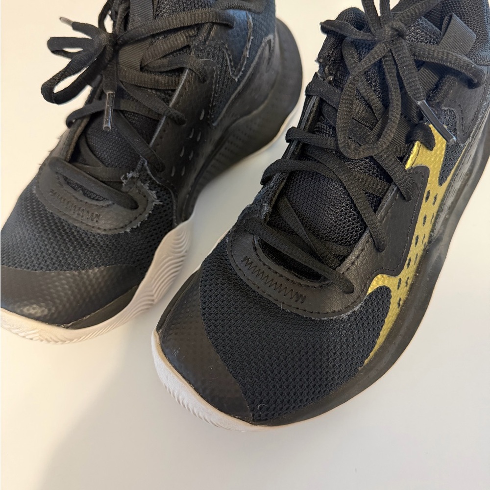 Under Armour Kids' Black and Gold Sneakers size 3.5 GUC - Picture 3 of 4